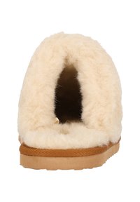 Beige pantoffel met een pluizige, gestructureerde bovenkant en een ronde opening. Beschikt over een bruine, platte rubberen zool voor grip en stabiliteit.