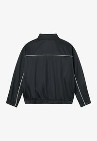 Černá větrovka, lehký materiál, uvolněný střih, stojáček, elastický lem, bílé akcentní proužky podél zad a na rukávech.