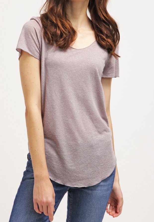 Ljuslila kortärmad skjorta med rundad halsringning, mjuk textur, något böjd nederkant, kombinerad med blå denimjeans.