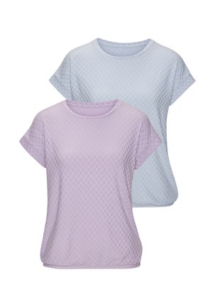 Zwei kurzärmelige Oberteile: eines in hellblau und eines in lavendel. Beide weisen ein strukturiertes Zickzackmuster und runde Ausschnitte auf.
