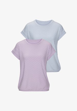 Due magliette a maniche corte: una di colore azzurro chiaro e l'altra di lavanda. Entrambe presentano un motivo a zigzag strutturato e scollature rotonde.