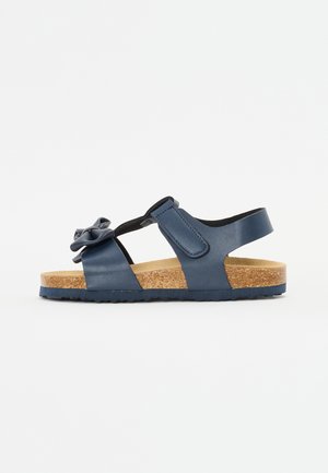 Sandalini blu in materiale sintetico con soletta in sughero. Presentano un accento floreale, una cinghia regolabile e un design aperto per la traspirabilità.