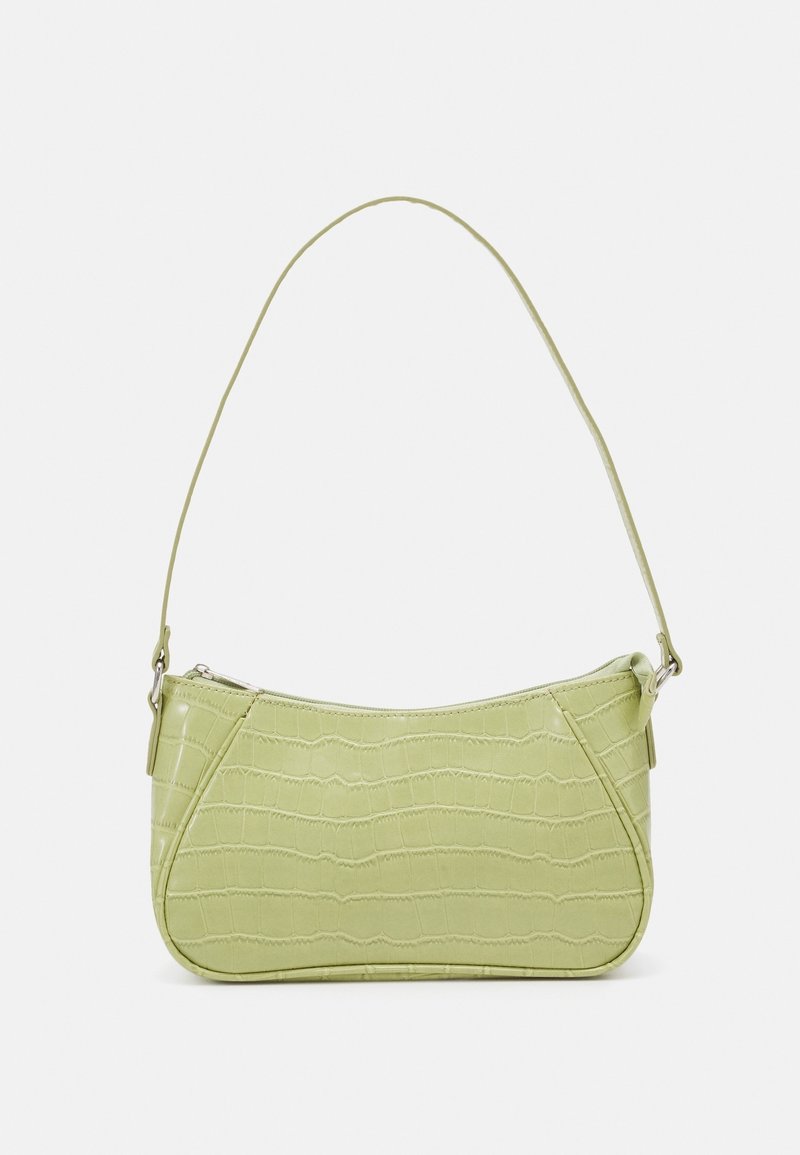 Sac à bandoulière vert clair à texture crocodile avec fermeture éclair supérieure incurvée et fine bandoulière sur fond blanc.