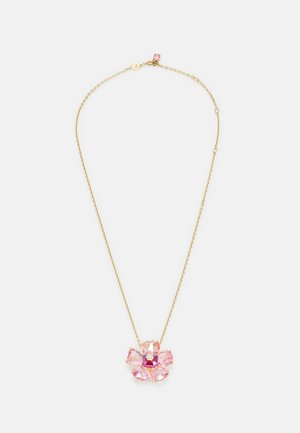 Collier délicat en chaîne d'or avec un pendentif en forme de fleur de cristal rose, orné d'une pierre centrale facettée et d'un petit cristal rose près du fermoir.