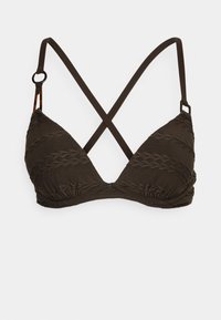 Top de bikini triangular castanho com alças cruzadas nas costas, tecido texturizado com detalhes trançados e acabamentos em metal em forma circular.