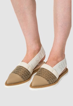 SUÈI, SUÈI SLINGBACK WITH ELASTIC AND POINTED TOE - Ballerine sling - sand