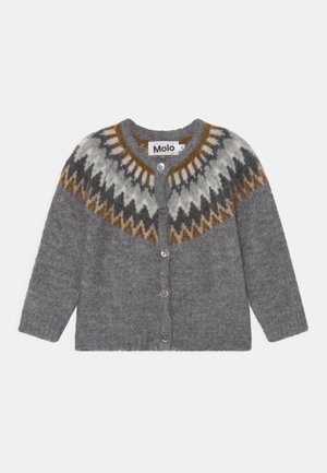 Graue Strickjacke mit einem gemusterten Schulterbereich in Braun-, Schwarz- und Weißtönen. Sie hat eine Knopfleiste und gerippte Bündchen.