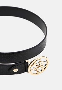 Czarny pasek z wzorzystą powierzchnią, wyposażony w wypolerowaną, złotą ovalną klamrę z detalami logo oraz gładką skórzaną fakturą.