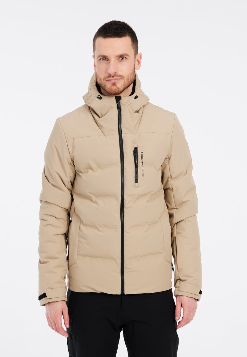 Doudoune beige avec une fermeture éclair sur le devant, un col montant et une capuche ajustable. Comprend des poches zippées sur la poitrine et sur les côtés. Texture lisse.