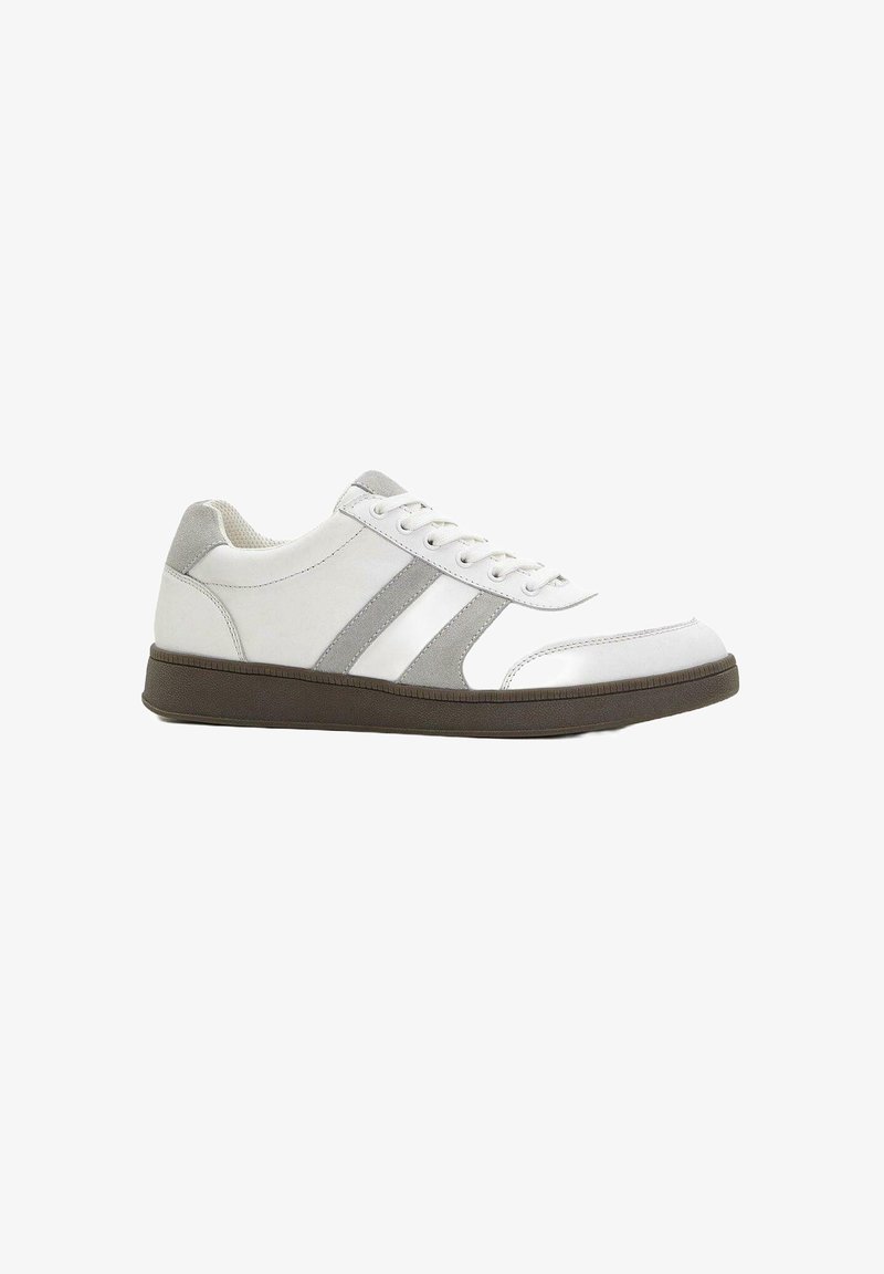 Sneaker bianco in pelle con accenti grigi, punta tonda, suola piatta in gomma e design con lacci. Due strisce grigie sul lato esterno.