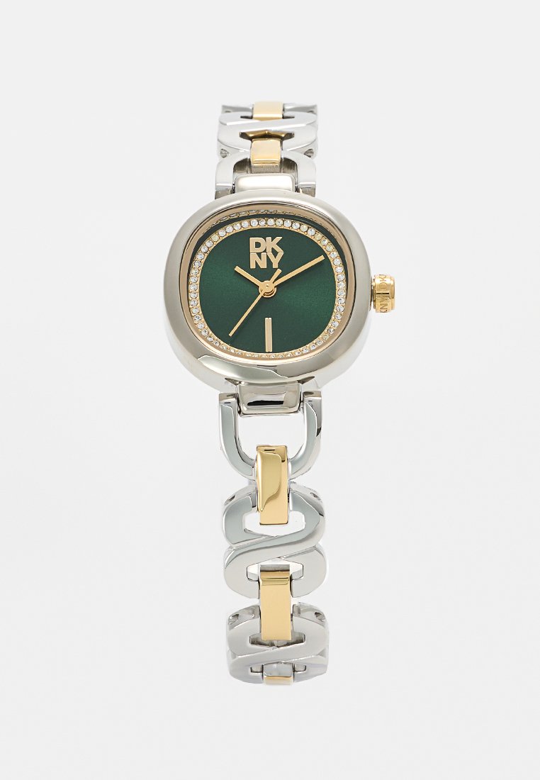Orologio rotondo DKNY con quadrante verde, bracciale a maglie in argento e oro, e dettagli in strass attorno al quadrante. Minimalista con colori vivaci.