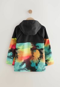 Veste à capuche avec un haut noir et une section inférieure colorée et à motifs dans des nuances de bleu, jaune, orange et rouge. Texture lisse.