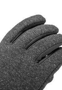 Gelaagde grijze handschoenen hebben een geweven stofexterieur met zwarte antislipaccenten en vier gedefinieerde vingersecties.