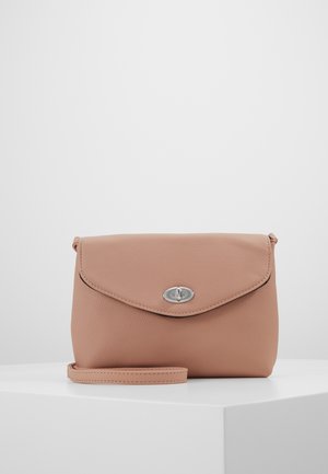 Borsa a tracolla piccola in pelle marrone chiaro con patta e chiusura a moschettone argentato, appoggiata su un piedistallo bianco su uno sfondo semplice.