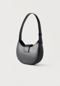 Μαύρη λεία δερμάτινη τσάντα ώμου σε σχήμα ημισελήνου με φαρδιά λουρί, διακοσμητικό κούμπωμα και κλείσιμο με καπάκι, σε απλό λευκό φόντο.