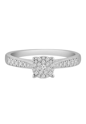 Bague en or blanc avec un groupe de diamants ronds au centre et des diamants plus petits sertis le long des côtés de l’anneau.