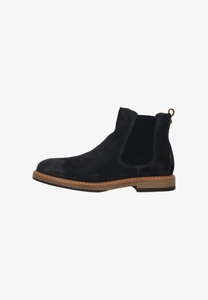 Stivale Chelsea in suede nero con pannelli elasticizzati ai lati, linguetta, suola in gomma marrone e dettagli cuciti attorno alla base.