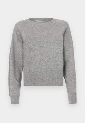 Grå strikket sweater med lange raglanærmer, rund halsudskæring og ribbede kanter. Stoffet har en blød, let struktureret overflade.