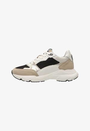 Sneakers met een mix van zwart gaas, beige en witte suede, glanzende zilveren accenten, een gestructureerd oppervlak en een dikke witte tussenzool.