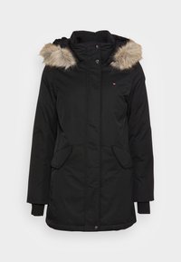 Sort parka-jakke med faux fur-beklædning på hætten, snapknapper, sidelommer og ribbede manchetter. Glat, isoleret stoftekstur.