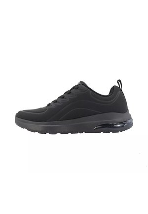 Scarpa sportiva nera con una tomaia testurizzata, chiusura con lacci e un'unità di ammortizzazione ad aria visibile nella suola. Design leggero per il massimo comfort.
