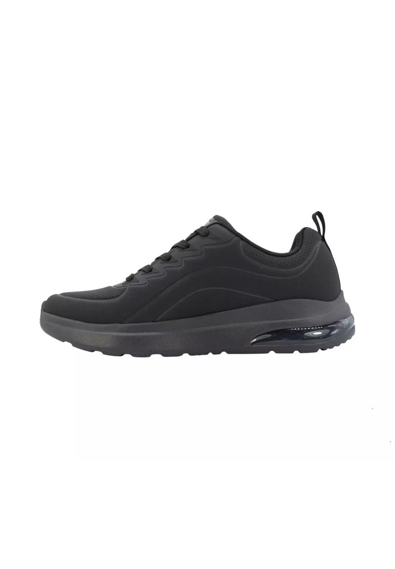 Scarpa sportiva nera con una tomaia testurizzata, chiusura con lacci e un'unità di ammortizzazione ad aria visibile nella suola. Design leggero per il massimo comfort.