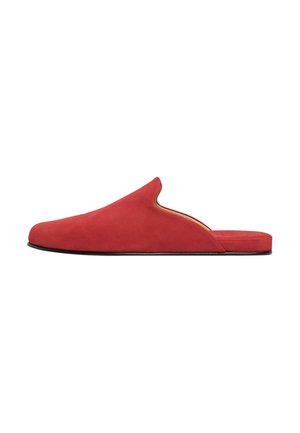 Zapatilla de estar por casa sin talón de ante rojo, con tacón bajo y puntera redondeada vista de perfil sobre fondo blanco.