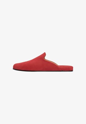 Rød ruskind backless slip-on tøffel med lav hæl og rundet tå set fra siden på hvid baggrund.