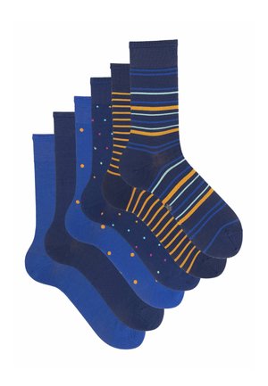 Sechs Paar Herrensocken in Blautönen mit Mustern, darunter Streifen, Punkte und einfarbige, überlappend angeordnet.