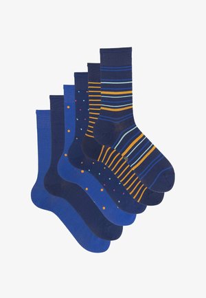 Zes paar herensokken in blauwtinten met patronen waaronder strepen, stippen en effen kleuren, overlappend gerangschikt.