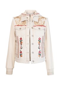 Chaqueta cremosa con bordado floral, frente abotonado, capucha con cordones, patrones decorativos en los hombros y mangas largas con puños acanalados.