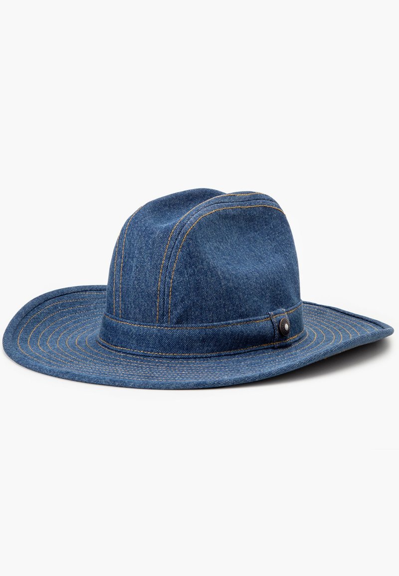 Cappello in denim a tesa larga con corona strutturata, cuciture gialle a contrasto e un accento con bottone a pressione sulla fascia. La visiera piatta aumenta la protezione dal sole.