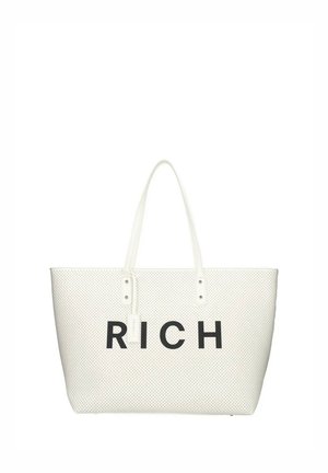 Biała perforowana torba na ramię z dwoma uchwytami i napisem "RICH" drukowanym dużymi czarnymi literami z przodu.
