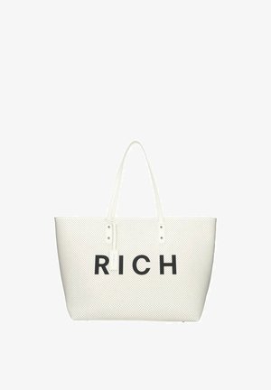 Valkoinen reikäinen olkalaukku, jossa on kaksi kahvaa ja etupuolella rohkeasti mustilla kirjaimilla painettu sana "RICH".