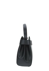 Borsa a mano nera in pelle con forma strutturata, caratterizzata da un design plissettato, un manico superiore e una superficie liscia.