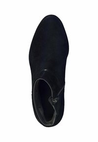 Botín de ante negro con punta afilada, diseño elegante y cremallera lateral. La parte superior presenta una textura suave y minimalistas adornos.