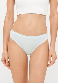 Jasnoniebieskie bawełniane bikini z miękką gumką i gładką fakturą, z minimalnym przeszyciem i prostym wzorem.
