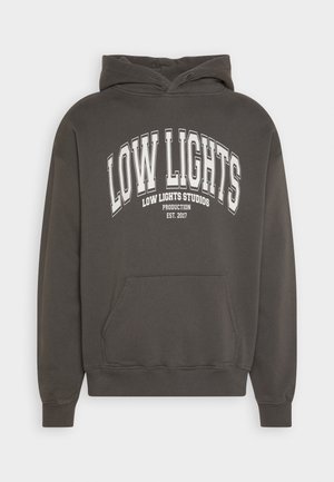Felpa grigia con cappuccio che presenta la scritta "LOW LIGHTS" in grande, testo bianco, con "LOW LIGHTS STUDIOS" e "EST. 2017" sotto in carattere più piccolo. Dispone di una tasca frontale.