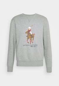 Felpa grigia con un'illustrazione colorata di un orso che gioca a polo, con polsini e orlo a coste. "POLO BEAR by RALPH LAUREN" stampato sotto.