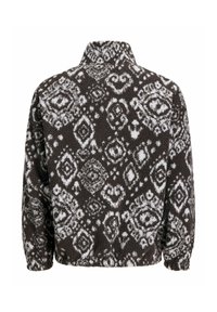 Mørkebrun fleece-pullover med et hvidt geometrisk mønster, høj krave og elastiske manchetter, samt en blød tekstureret overflade.