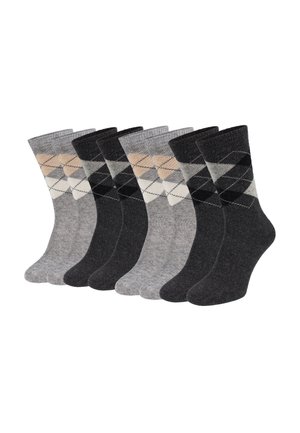 Sechs Paar Socken in unterschiedlichen Grautönen, mit einem Rautenmuster in Grau, Schwarz und Beige. Weiche, gestrickte Textur, knielange Ausführung.