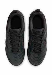 Sneakers Nike w czerni i szarości z siateczkowymi panelami, teksturowanymi powierzchniami, wyściełanymi językami i czarnymi sznurowadłami. Zawierają logo na języku.