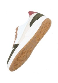 Sneaker mit einem Oberteil aus weißem Leder, olivgrünen und braunen Wildlederakzenten sowie einer kastanienbraunen Ferse. Gummisohle mit einem kunstvollen, strukturierten Muster.