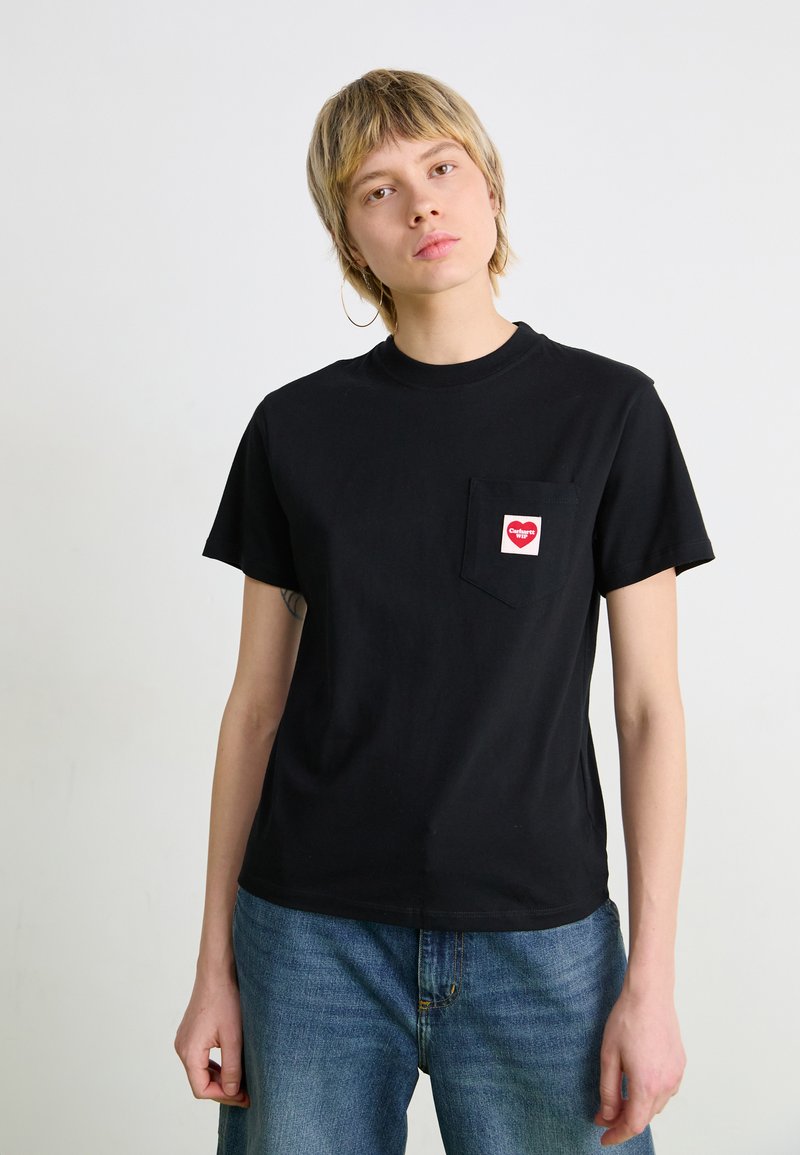 Schwarzes T-Shirt mit kurzen Ärmeln, Rundhalsausschnitt und einer Brusttasche mit einem roten Herz-Logo. Klassische Passform mit einer weichen Baumwolltextur.