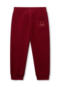 Bordeauxrode sweatpants van zachte stof, met een boord aan de onderkant en een achterzak met een logo-opdruk. Glad oppervlak met elastische tailleband.