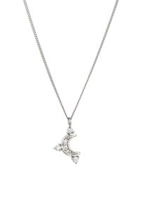 Sølv halskæde med en halvmåne anhænger pyntet med klare ædelstene, der har en fin kæde og indviklet detaljer.