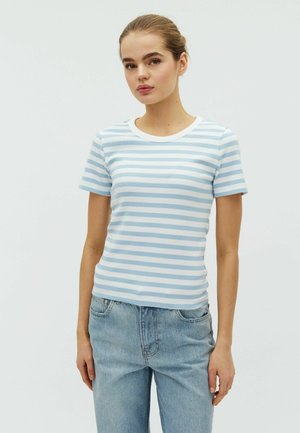 Noor naine, kellel on juuksed tagasi seotud, kannab helesinist ja valget triibulist lühikest varrukat särki ning helesiniseid teksaseid, seisab tavalise tausta ees.