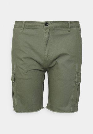 Calções cargo verde-oliva feitos de algodão com corte reto, apresentando bolsos laterais e detalhes de bainha desfiada.