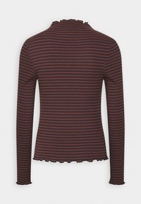 Mörkbrun och marinblå långärmad topp med tunna ränder. Har en volang i halsringningen och nederkanten. Mjuk, elastisk tyg för komfort.