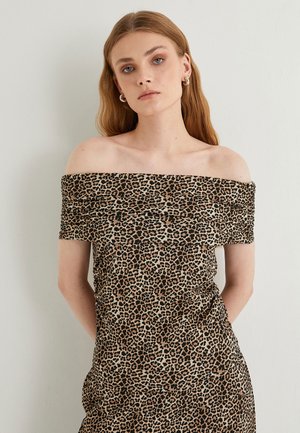 Luipaardprint off-shoulder jurk, gemaakt van zachte stof, met een aansluitend ontwerp en plooien, op een lichtbruine achtergrond.